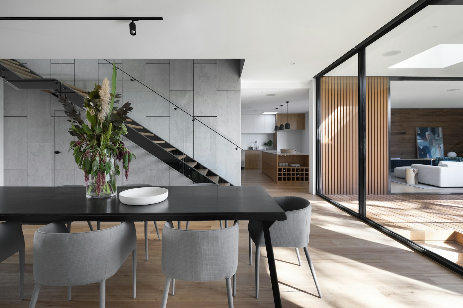Cozinha planejada contemporânea em tons claros